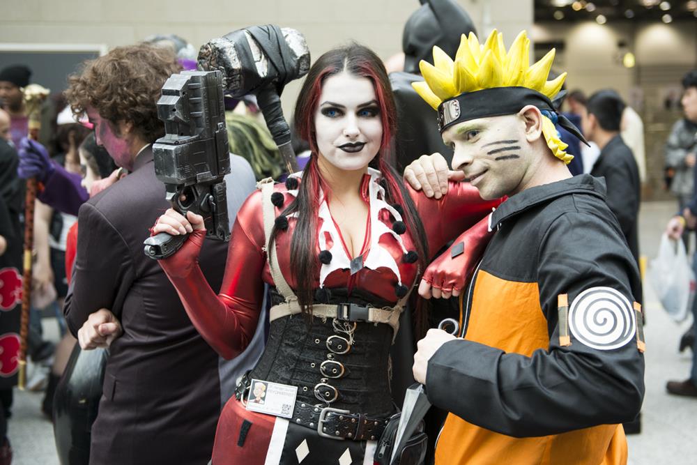 People dressed as Naruto and Harley Quinn at a comic con event