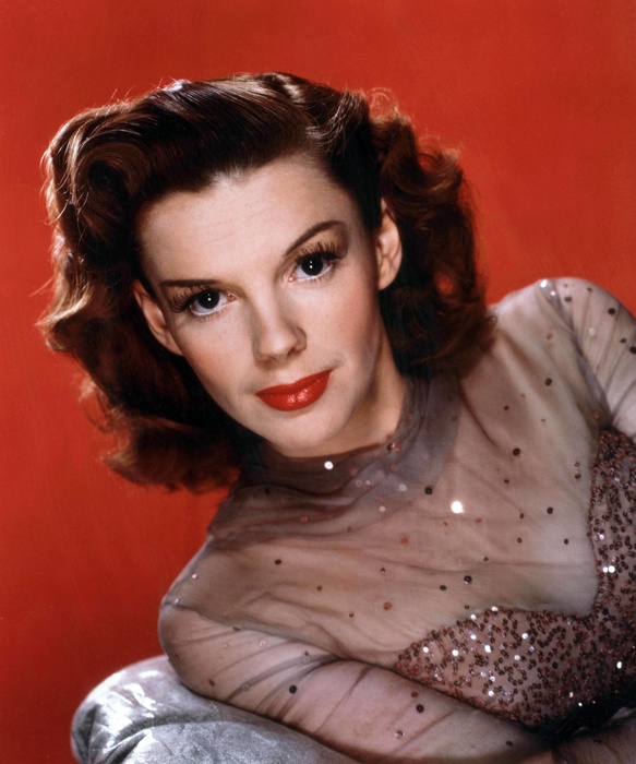 A publicity photo of Judy Garland used in conjunction with The Harvey Girls (1946)